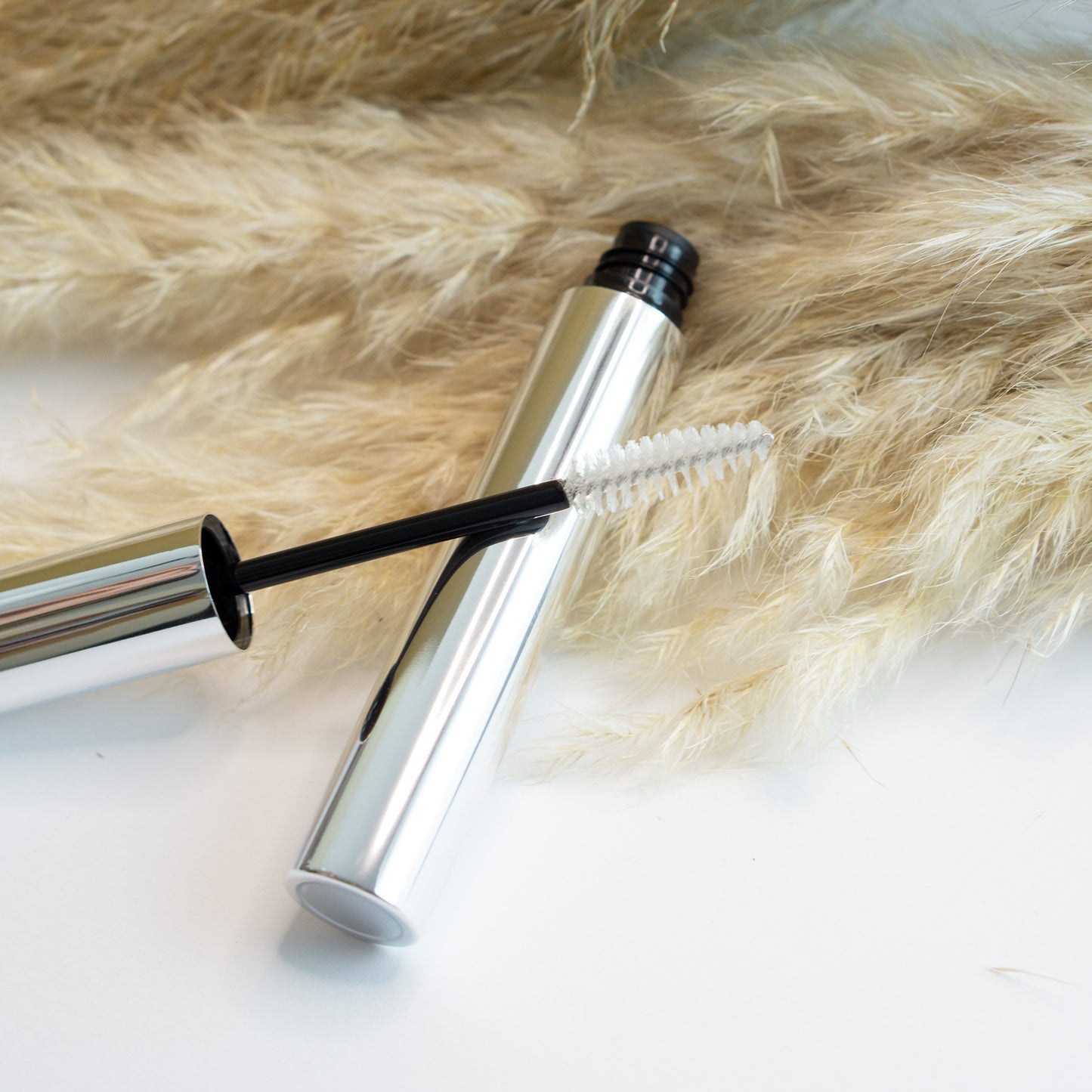 Defined brow gel with lightweight, non-crunchy formula for natural laminated look